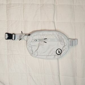 Vuori Hip Pack In Salt